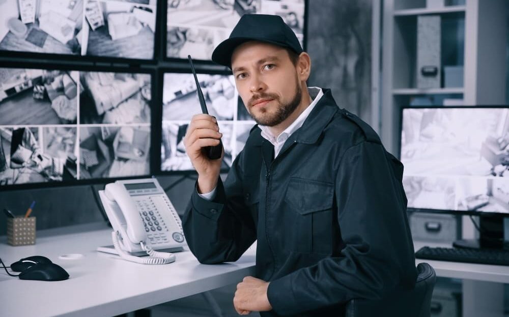 guardia-seguridad-masculino-transmisor-radio-sala-vigilancia
