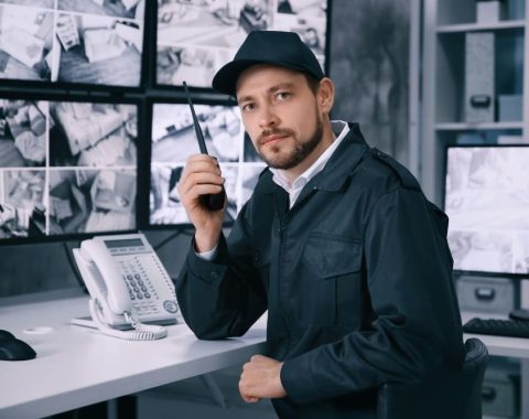 guardia-seguridad-masculino-transmisor-radio-sala-vigilancia