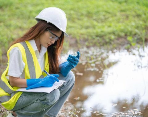 ingenieros-ambientales-inspeccionan-calidad-agua-llevan-agua-al-laboratorio-su-analisis-comprueban-contenido-minerales-agua-suelo-comprueban-si-hay-contaminantes-fuentes-agua